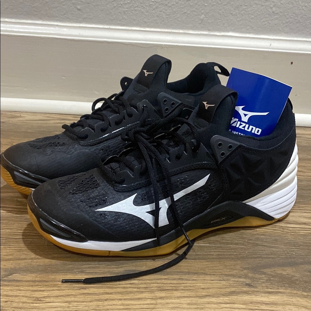 Mizuno Wave Momentum Volleyball Court Shoes, Womens size 13, Brand NEW